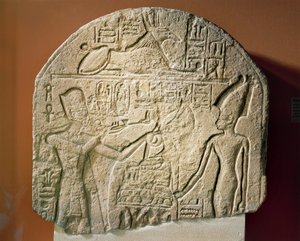 Estela de piedra caliza que representa a Ramsés II ofreciendo incienso y papiro a la diosa Astarté.