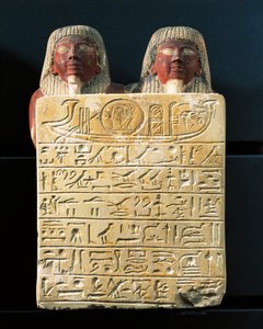 Estela de piedra caliza de Dydy y su hijo Pendua, maestros carpinteros, ofreciendo un himno al dios solar Ra, de Deir el-Medina de Egyptian 19th Dynasty