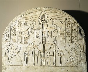 Estela de piedra caliza de Perinefer, con Isis y Neftis adorando un fetiche que representa a Osiris, procedente de Abidos, reinado de Ramsés II.