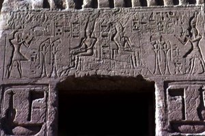 Dintel sobre la puerta de entrada del Templo de la Reina Nefertari, Nuevo Reino, c.1250 a.C. de Egyptian 19th Dynasty
