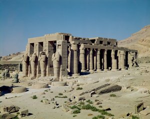 Figuras osiríacas de Ramsés II (1279-1213 a.C.) flanqueando las paredes del Segundo Patio, Nuevo Reino