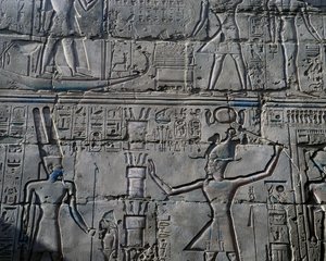 La reina Hatshepsut ante el dios Amón, detalle de escenas de ofrendas a los dioses, relieve, paredes interiores de la Gran Sala Hipóstila, complejo del templo de Karnak (Lista del Patrimonio Mundial de la Unesco