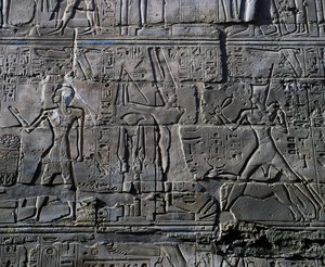 La reina Hatshepsut ante el dios Amón, detalle de escenas de ofrendas a los dioses, relieve, paredes interiores de la Gran Sala Hipóstila, complejo del templo de Karnak (Lista del Patrimonio Mundial de la Unesco