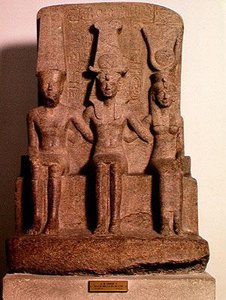 Ramsés II (1304-1237 a.C.) sentado entre Amón y Mut, de Karnak, Nuevo Reino, c.1279-13 a.C.
