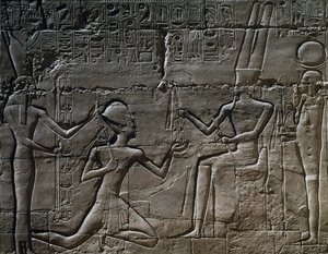Ramsés II delante de Amón-Ra, relieve, Gran Sala Hipóstila, Templo de Amón, Complejo del Templo de Karnak (Lista del Patrimonio Mundial de la Unesco).