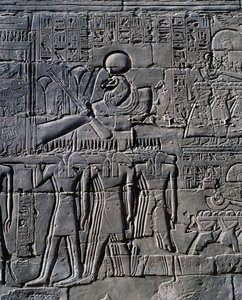 Ramsés II delante de la barca sagrada, relieve, paredes interiores de la Gran Sala Hipóstila, complejo de templos de Karnak (Lista del Patrimonio Mundial de la Unesco