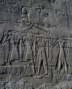 Ramsés II delante de la barca sagrada, relieve, paredes interiores de la Gran Sala Hipóstila, complejo de templos de Karnak (Lista del Patrimonio Mundial de la Unesco