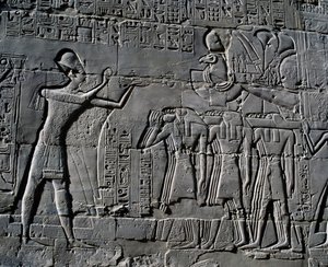 Ramsés II haciendo sacrificios delante de la barca sagrada, relieve, paredes interiores de la Gran Sala Hipóstila, complejo del templo de Karnak (Lista del Patrimonio Mundial de la Unesco