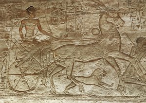 Ramsés II en su carro, gran templo de Abu Simbel (relieve)