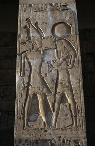 Relieve que representa al faraón con el dios Horus, pórtico del templo de Seti I de Egyptian 19th Dynasty