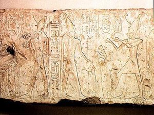 Relieve que representa a Ramsés II (1279-1213 a.C.) haciendo ofrendas rituales a la familia de Osiris, detalle del lado derecho con Ramsés ofreciendo dos frascos de vino a Horus, de Abidos, Nuevo Reino