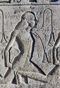 Relieve que representa a prisioneros negros y asiáticos de la batalla de Kadesh, detalle de la base de los tronos de la fachada del Gran Templo de Ramsés II, Abu Simbel (Lista del Patrimonio Mundial de la Unesco). de Egyptian 19th Dynasty