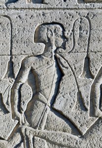 Relieve que representa a un prisionero de la batalla de Kadesh, detalle de la base de los tronos de la fachada del Gran Templo de Ramsés II, Abu Simbel (Lista del Patrimonio Mundial de la Unesco). de Egyptian 19th Dynasty