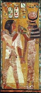 Relieve que representa a la diosa Hathor colocando el collar mágico en Seti I