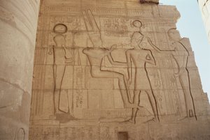 Relieve que representa a la diosa con cabeza de leona Mut presentando a Ramsés II a un Amón entronizado, quien le da un ankh, del Gran Salón Hipóstilo, Nuevo Reino de Egyptian 19th Dynasty