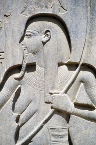 Relieve de la base de la estatua de Ramsés II, corte de Ramsés II, Templo de Amón, Luxor, Antigua Tebas (Lista del Patrimonio Mundial de la UNESCO de Egyptian 19th Dynasty