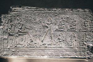 Relieve de Ptahotep y Tauseret de Saqqara, la pareja recibiendo ofertas de su hijo mayor Amenheb y otros hijos. de Egyptian 19th Dynasty