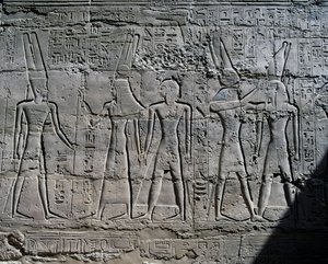 Escenas de ofrendas a los dioses, relieve, paredes interiores de la Gran Sala Hipóstila, complejo del templo de Karnak (Lista del Patrimonio Mundial de la Unesco