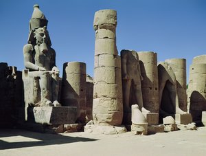 Estatua sentada de Ramsés II (c.1279-1213 a.C.) en el Patio Peristilo, Nuevo Reino