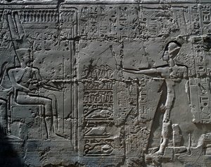 El rey ante el dios Amón, detalle de escenas de ofrendas a los dioses, relieve, paredes interiores de la Gran Sala Hipóstila, complejo del templo de Karnak (Lista del Patrimonio Mundial de la Unesco de Egyptian 19th Dynasty