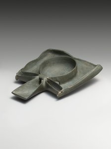 Plato de libación que representa brazos de Ka presentando un signo Ankh de Egyptian 1st Dynasty
