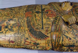 Detalle de la tapa exterior del ataúd de la momia de Nesyamun, posiblemente encontrado en Deir El-Bahri, Nuevo Reino, c.1100 a.C. de Egyptian 20th Dynasty
