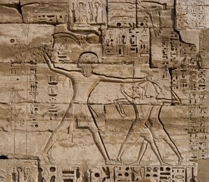 Antigüedad egipcia: detalle de relieves celebrando las victorias del faraón sobre los pueblos del mar. Templo funerario de Ramsés III (1187-1156 a.C.). Luxor, Medinet Habou, Egipto