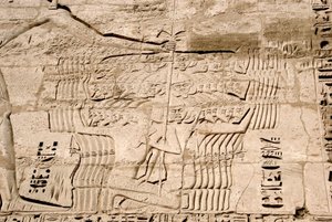 Antigüedad egipcia: detalle de los relieves del primer pilono que representa la captura de luchadores pertenecientes a los pueblos del mar, enemigos de Ramsés III. Templo Funerario de Ramsés III (1187-1156 a.C.). Luxor, Medinet Habu, Egipto