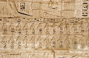 Antigüedad egipcia: detalle de los relieves del primer pilón representando los emblemas de las ciudades conquistadas por el faraón Ramsés III. Templo funerario de Ramsés III (1187-1156 a.C.). Luxor, Medinet Habou, Egipto de Egyptian 20th Dynasty