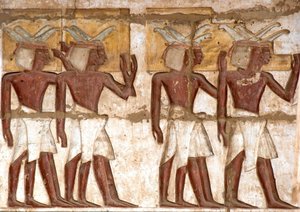 Antigüedad egipcia: primer patio, detalle de relieves pintados representando un grupo de nubios trayendo ofrendas al faraón. Templo funerario de Ramsés III (1187-1156 a.C.). Luxor, Medinet Habou, Egipto de Egyptian 20th Dynasty
