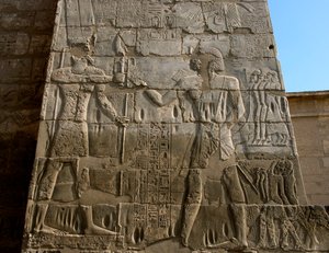 Antigüedad egipcia: templo funerario de Ramsés III. Bajo relieve representando al faraón recibiendo las insignias de poder de las manos de Amón. Luxor, Medinet Habu, Egipto