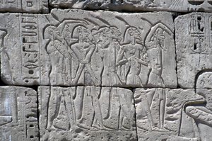 Relieve que representa prisioneros del norte en la batalla de Ramsés III, Gran Templo de Medinet
