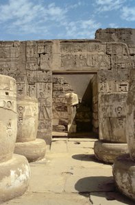 Estatua de Ramsés en una capilla que conduce desde el Salón Hipóstilo del Templo Mortuorio de Ramsés III, Nuevo Reino