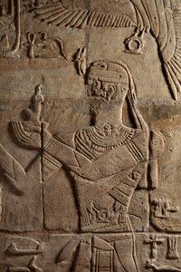 Relieve en un santuario erigido por el faraón Taharqa en el patio del Templo de Amón construido por él en Kawa en Nubia, Dinastía 25, Período Tardío, 690-64 a.C. (detalle) de Egyptian 25th Dynasty