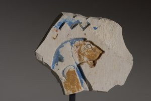 Fragmento con un jeroglífico con cabeza de león, Periodo Tardío (piedra caliza pintada)