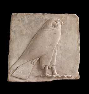 Placa que representa un halcón, probablemente el dios Horus, Dinastía 26 o período Saíta, 664-525 a.C. o posterior