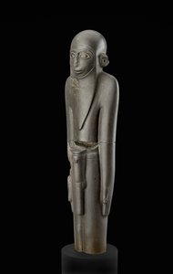 Estatua de un hombre barbudo con gorra y cinturón con funda para el pene, atribuida al periodo Protodinástico (c.2900-2650 a.C.)