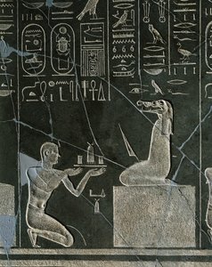 Relieve de dolerita de Nectanebo I, rey ofreciendo regalo a demonio con cabeza de cocodrilo, de Heliópolis en el templo de Atum de Egyptian 30th Dynasty