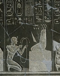 Relieve de dolerita de Nectanebo I, rey ofreciendo collar a demonio, representado por hoja de cuchillo y tres serpientes, de Heliópolis en el templo de Atum de Egyptian 30th Dynasty