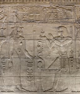 Relieves del santuario interior del templo de Philae, Asuán, Egipto de Egyptian 30th Dynasty