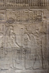 Relieves del santuario interior del templo de Philae, Asuán, Egipto de Egyptian 30th Dynasty