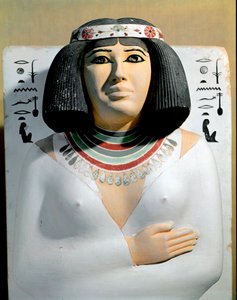 Antigüedad egipcia: Nofret, esposa del sumo sacerdote de Heliópolis y príncipe de Pe Rahotep. Detalle de escultura de piedra caliza pintada. Dinastía IV. De la mastaba de Rahotep en Meidoum. Museo Egipcio, El Cairo