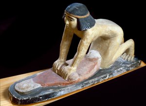 Antigüedad egipcia: “Egipcio moliendo cereales para hacer pan” Figurilla. 5ª dinastía. 2400 a.C. Florencia, Museo Arqueológico