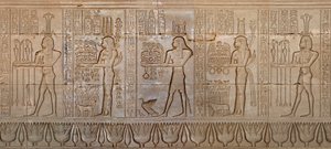 Antigüedad egipcia: procesión de deidades - Detalle de la pared este del templo de la diosa Hathor en Denderah, Egipto - Civilización egipcia: procesión de deidades, esculpida en la pared del Templo de Hathor (o Templo de Tentyra) en Denderah, construido b