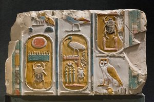 Muro tallado que representa tres cartuchos del rey Tutmosis I y III.