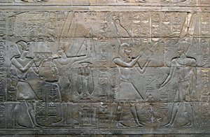Antigüedad egipcia: Rey Alejandro Magno haciendo ofrendas al dios Amón Min (Amón-Min). Detalle de un bajorrelieve. Capilla del Barco Sagrado, Templo de Luxor, Egipto