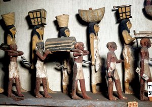 Antigüedad egipcia: grupo esculpido de madera pintada que representa sirvientes llevando ofrendas al difunto. El Cairo, Museo Egipcio de Egyptian Egyptian