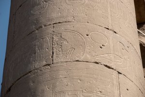Antigüedad egipcia: detalle de una columna con cartucho borrado debido a la "damnatio memoriae", borrado de los cartuchos de algunos faraones considerados heréticos por sus sucesores, Templo de Luxor. Orilla Este (Tebas), Egipto