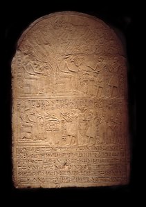 Antigüedad egipcia: estela de piedra caliza que representa a Pia adorando al dios cocodrilo Sobek seguida por su hijo Iy-Hebnef haciendo ofrendas al dios. Del templo de Sobek en Dahamsha