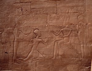 Antigüedad egipcia: relieve decorando las paredes del templo de Karnak (Karnac), Egipto.